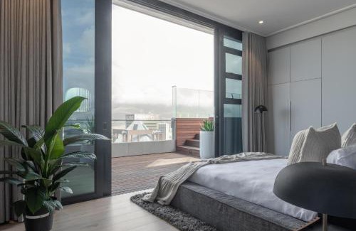 Cape Town City Centre Apartment | Highest Penthouse in City - Pool and Panoramic Views