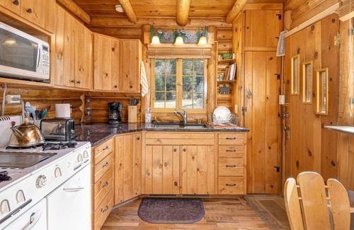 Lyons Cabin | Highland Glen Cabins-since 1961-Enjoy 300' of private river frontage