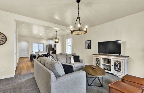 Meridian House | Highland Haven Near Settler's Park!