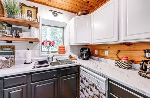 Highlands Cabin | Highlands Cabin on Buck Creek ~ 8 Mi to Town!
