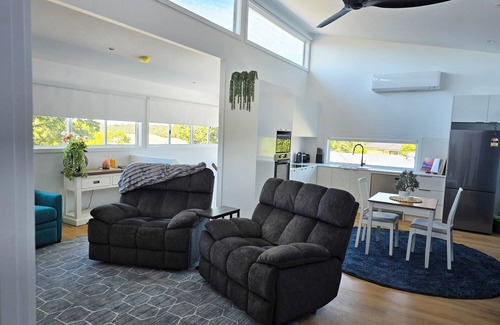 Forest Lake House | Highlife Retreat - Massive Master + Single Sofa Bed