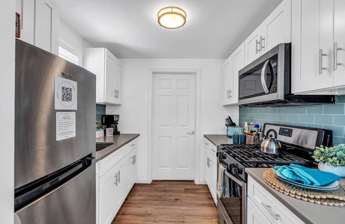 Wall House | Highly Rated Beach House 3.5 Blocks to Beach & Main St. | 6 Badges, Patio, Grill
