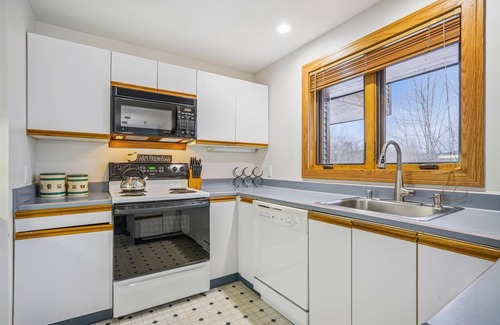 Central Vermont- Killington Condo | Highridge E5 located at the base of Killington Mountain moments from the base lodges