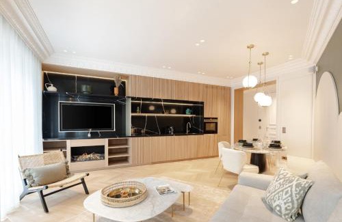 8th Arrondissement Apartment | HIGHSTAY - Luxury Serviced Apartments - Champs-Elysées