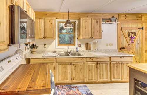 Jamestown Cottage | Hike, Ride & Unwind: Secluded Retreat in Jamestown