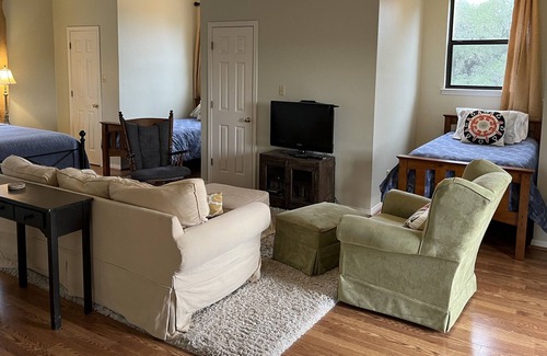 Dripping Springs Apartment | Hill Country Retreat at Lazy Llama Ranch