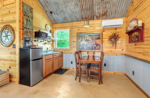 Wimberley Cabin | Hill Country Stargazing + Firepit & Pickleball Fun