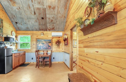 Wimberley Cabin | Hill Country Stargazing + Firepit & Pickleball Fun
