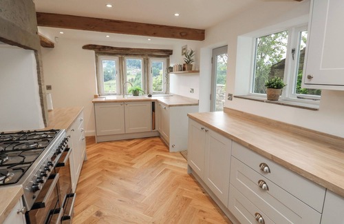 Hepworth Cottage | HILL TOP COTTAGE, pet friendly, with open fire in Holmfirth