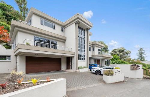 Bluff Hill House | Hillcrest Hideaway - Napier Holiday Apartment