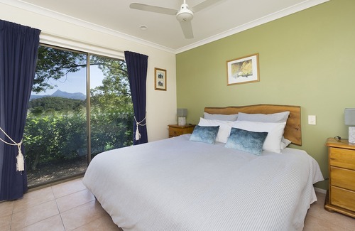 Upper Crystal Creek Bed & Breakfast | Hillcrest Mountain View Retreat