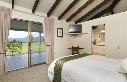 Upper Crystal Creek Bed & Breakfast | Hillcrest Mountain View Retreat