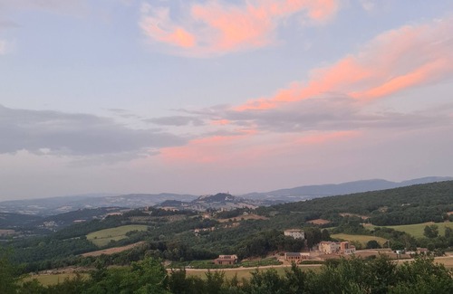 Acqua Loreto Villa | Hillside Cottage with Exquisite Picture Postcard View of Todi