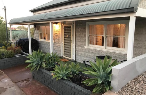 Broken Hill House | HILLSIDE HAVEN CHARMING C1920 COTTAGE Pet Friendly Sleeps 1 - 6