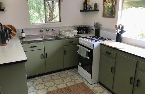 Broken Hill House | HILLSIDE HAVEN CHARMING C1920 COTTAGE Pet Friendly Sleeps 1 - 6