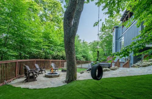 Boone Apartment | Hillside Hideaway- Container Home in Blowing Rock (4 miles from Appalachian Ski Mountain)
