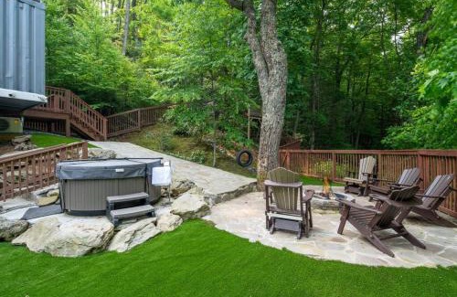 Boone Apartment | Hillside Hideaway- Container Home in Blowing Rock (4 miles from Appalachian Ski Mountain)