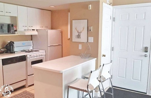 Craigleith Condo | Hillside Studio 1 in Blue Mountain, Mountain View, Full Kitchen, Free Parking