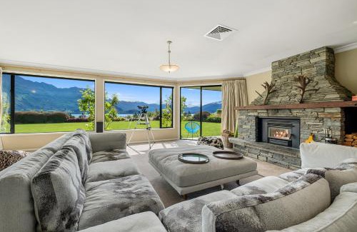 Wanaka House | Hilltop Blue Views - Wanaka Holiday Home