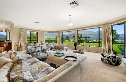Wanaka House | Hilltop Blue Views - Wanaka Holiday Home