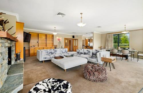 Wanaka House | Hilltop Blue Views - Wanaka Holiday Home