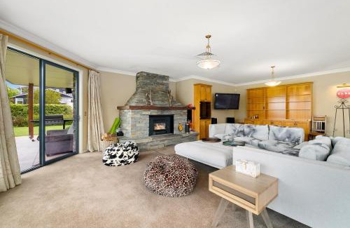 Wanaka House | Hilltop Blue Views - Wanaka Holiday Home