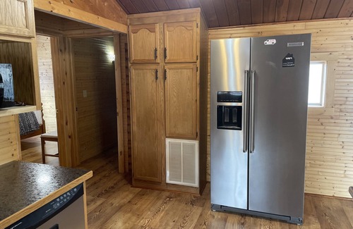 Breezy Point Cabin | Hilltop Chalet: Cozy log cabin retreat in beautiful Breezy Point, w/WiFi