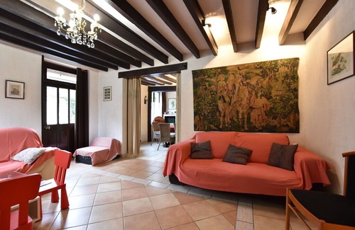 Englancourt Apartment | Hilltop Cottage in Englancourt with Garden