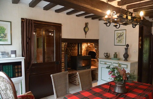 Englancourt Apartment | Hilltop Cottage in Englancourt with Garden