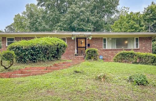 Montgomery House | Hilltop Haven Near Downtown