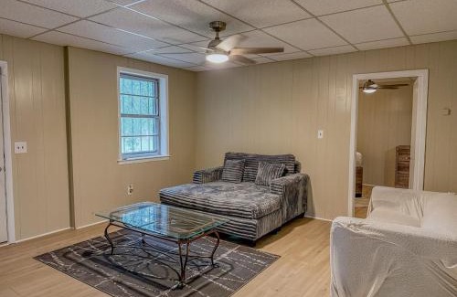 Montgomery House | Hilltop Haven Near Downtown