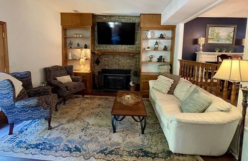 Northport House | Hilltop Hideaway-Family friendly gem-swimming pool, hot tub, games & more!