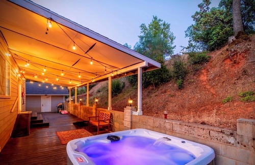 Midpines House | Hilltop Hideaway-Stunning VIEW-ONLY25mi to Yosemite! Hot Tub, Pool Table, PS4&VR