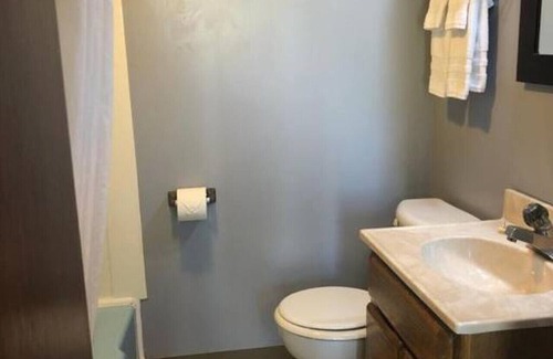 International Falls Cabin | Hilltop Lodge Standard Double - Room 109