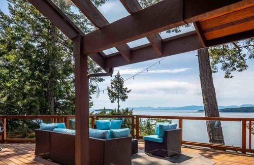 Halfmoon Bay House | Hilltop private perch in Halfmoon Bay. 45 minutes from the Langdale Ferry