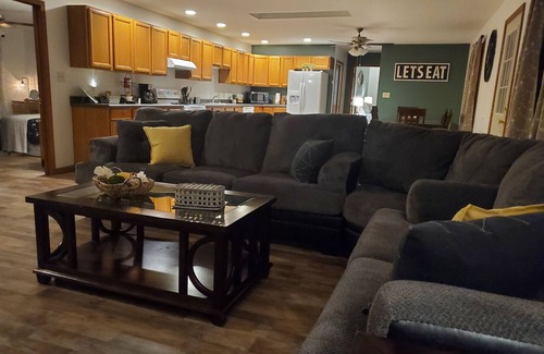 Murphysboro House | Hilltop Retreat 2: Spacious, pond-front home for 12 near wine trail!