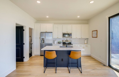 Knoxville House | Hilltop Tennessee Retreat: Neyland Stadium Views!