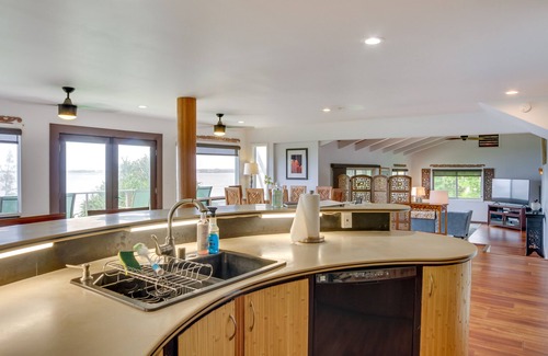 Hilo House | Hilo Home w/Private Deck + Stunning Ocean Views!