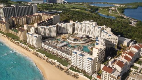 Zona Hotelera Resort | Hilton Cancun Mar Caribe All-Inclusive Resort