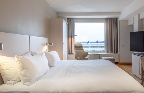 Lantinen District Hotel | Hilton Helsinki Kalastajatorppa