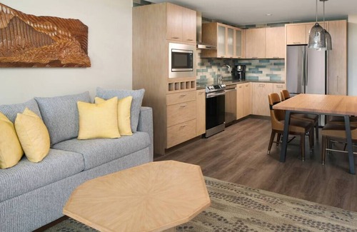 Kihei Resort | Hilton Maui Bay Villas – 2 BR Plus Suite, Sleeps 6, Full kitchen, 2 bathrooms