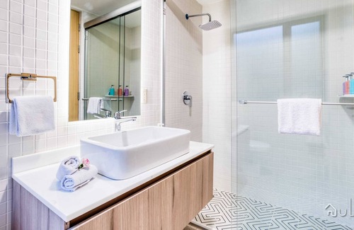 Granada Apartment | Hip & Cozy Apt w/ 3BR | 2 Crazy Rooftops +Gym+B/Center