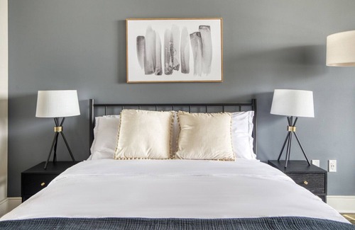 Civic Center Apartment | Hip Golden Triangle Studio w/ Gym & Pool, next to park, by Blueground