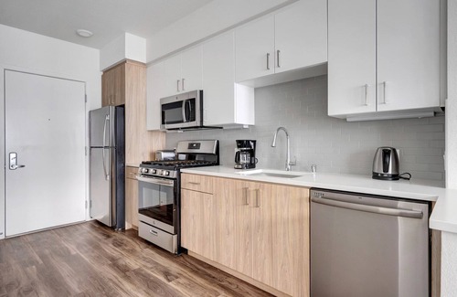 Oakland Ave - Harrison St Apartment | Hip Oakland Studio w/Gym, Pool & AC, 2 min walk to Target, by Blueground