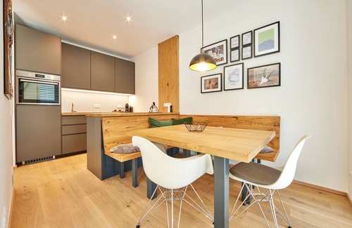 Garmisch-Partenkirchen Apartment | Hirsch - modern flat in central location with sunny terrace