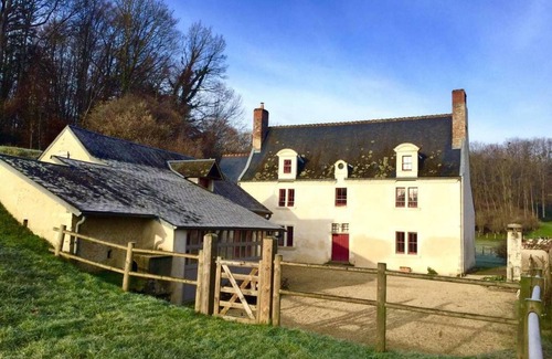 Les Essards Cottage | Historic 17th-Century Retreat: Modern Comforts, Private Sauna & Jacuzzi, Near Loire Castles