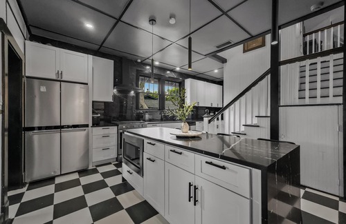 Central Arlington House | Historic 1915 Home, 1 Mile from AT&T Stadium, with 5 bedrooms & Private Backyard