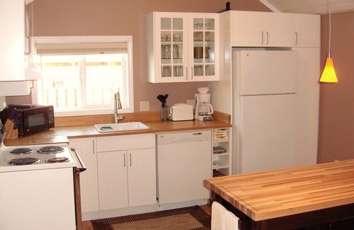 Long Beach Cabin | Historic 1920s Cabin Downtown: across street from Ocean one block from main