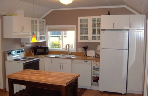 Long Beach Cabin | Historic 1920s Cabin Downtown: across street from Ocean one block from main