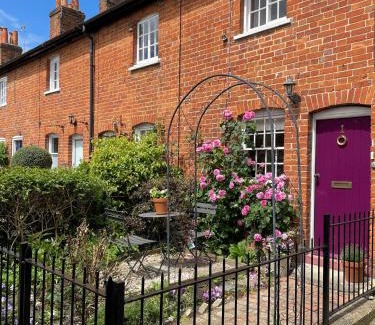 Farnham Apartment | Historic 1BD Cottage in Heart of Farnham